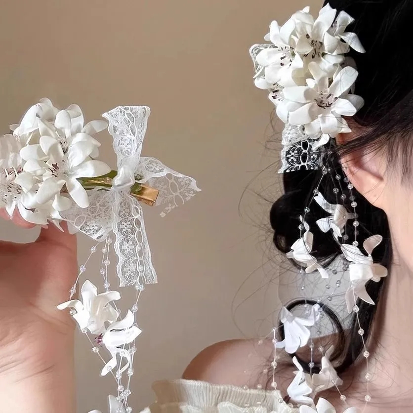Women Fashion Photoshoot - エレガントな白い花柄ヘアクリップ、レースのリボンとビーズのタッセル付き – 女性用ブライダルウェディングヘアアクセサリー、プロムや写真撮影に最適