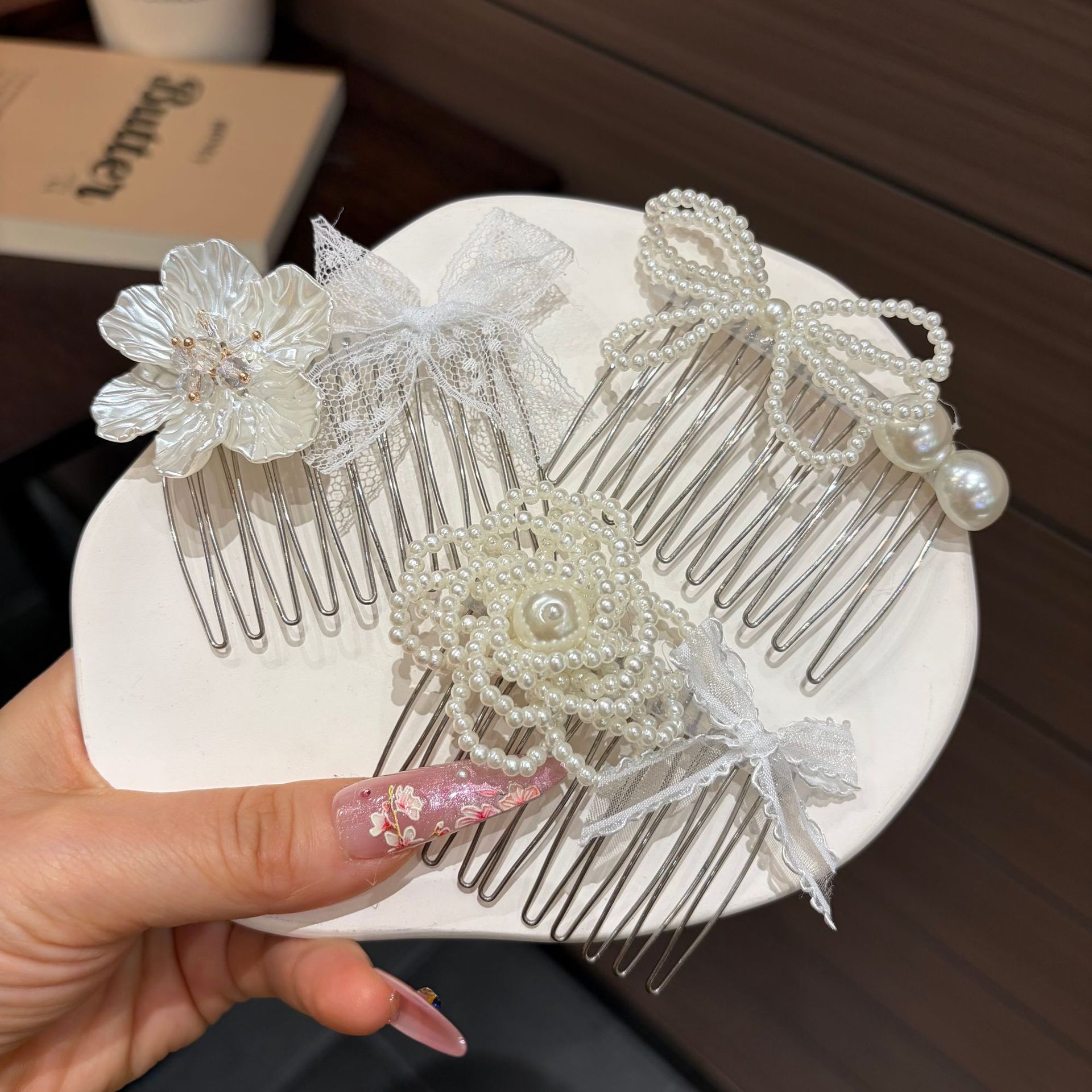 Women Fashion Hub - 女性向けのおしゃれな花柄パール逆さ櫛、高級で多用途なヘアコーム、新しい絶妙なアップヘアアクセサリー