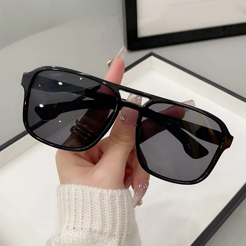 スクエアダブルブリッジサングラス女性レトロシェード UV40 - Women'S Fashion Eyeglasses のレビューと価格