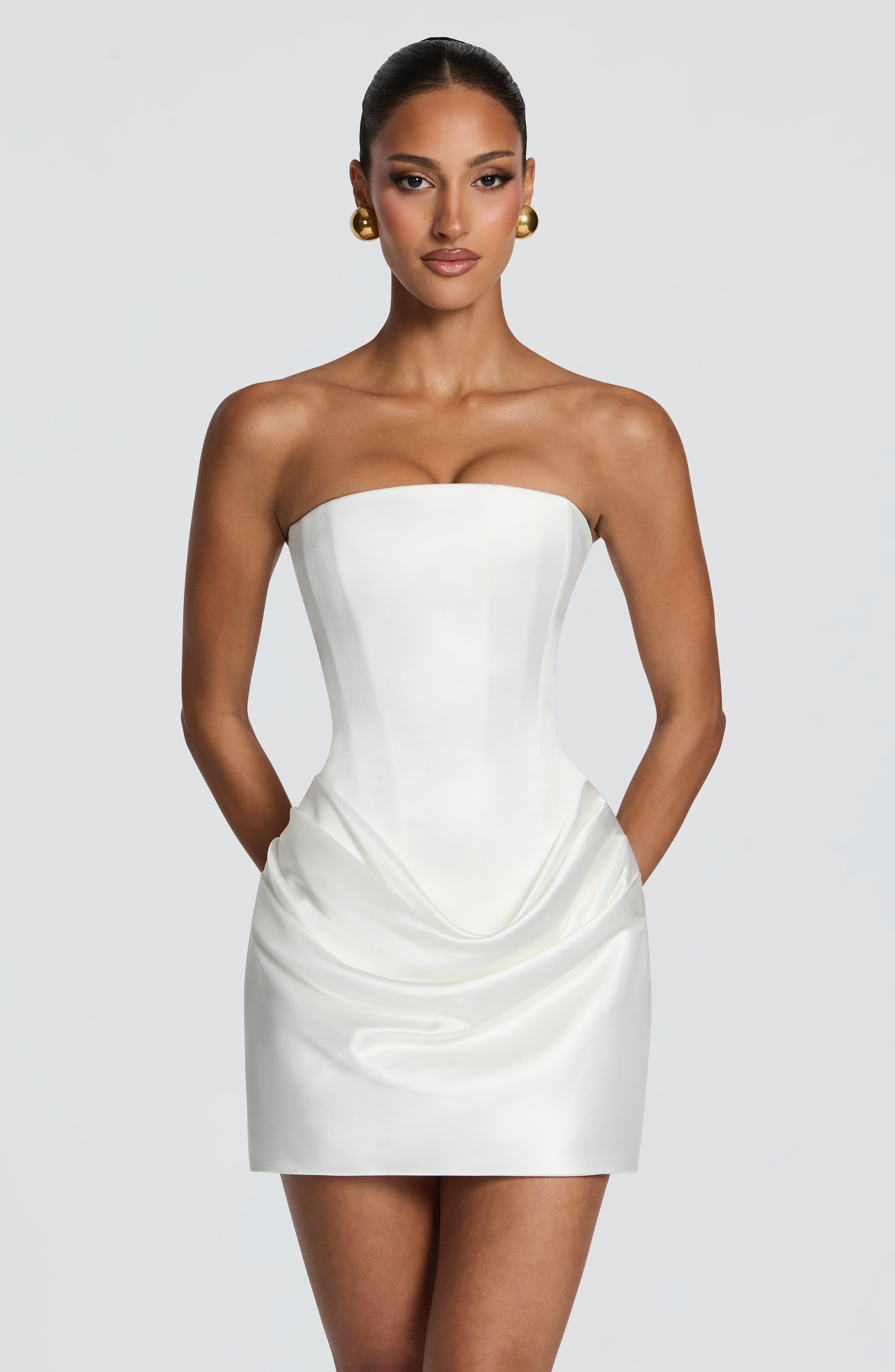 2 スタイル ホワイト サテン ミニドレス ワンショルダー  - Ruched Dress Mini のレビューと価格
