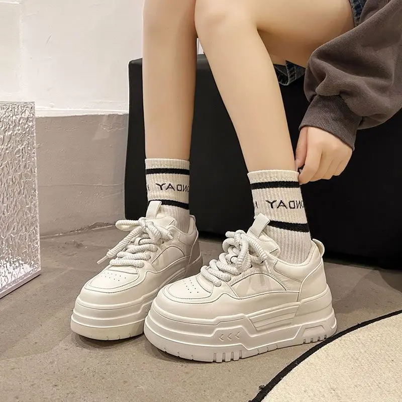 女性用の白いプラットフォームスニーカー,小さなカジュアルスポ - Women'S Fashion Tennis Shoes のレビューと価格